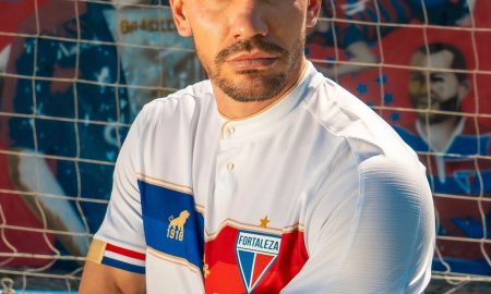 João Ricardo, goleiro do Fortaleza, mostrando a manga de um dos novos uniformes do clube. Divulgação/FortalezaEC