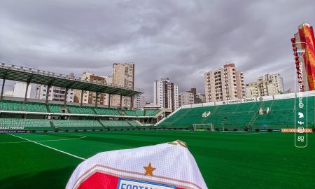 Camisa do centenário do Fortaleza e ao fundo arquibancada do Estádio Serrinha em Goiânia. Foto: Matheus Amorim/FEC