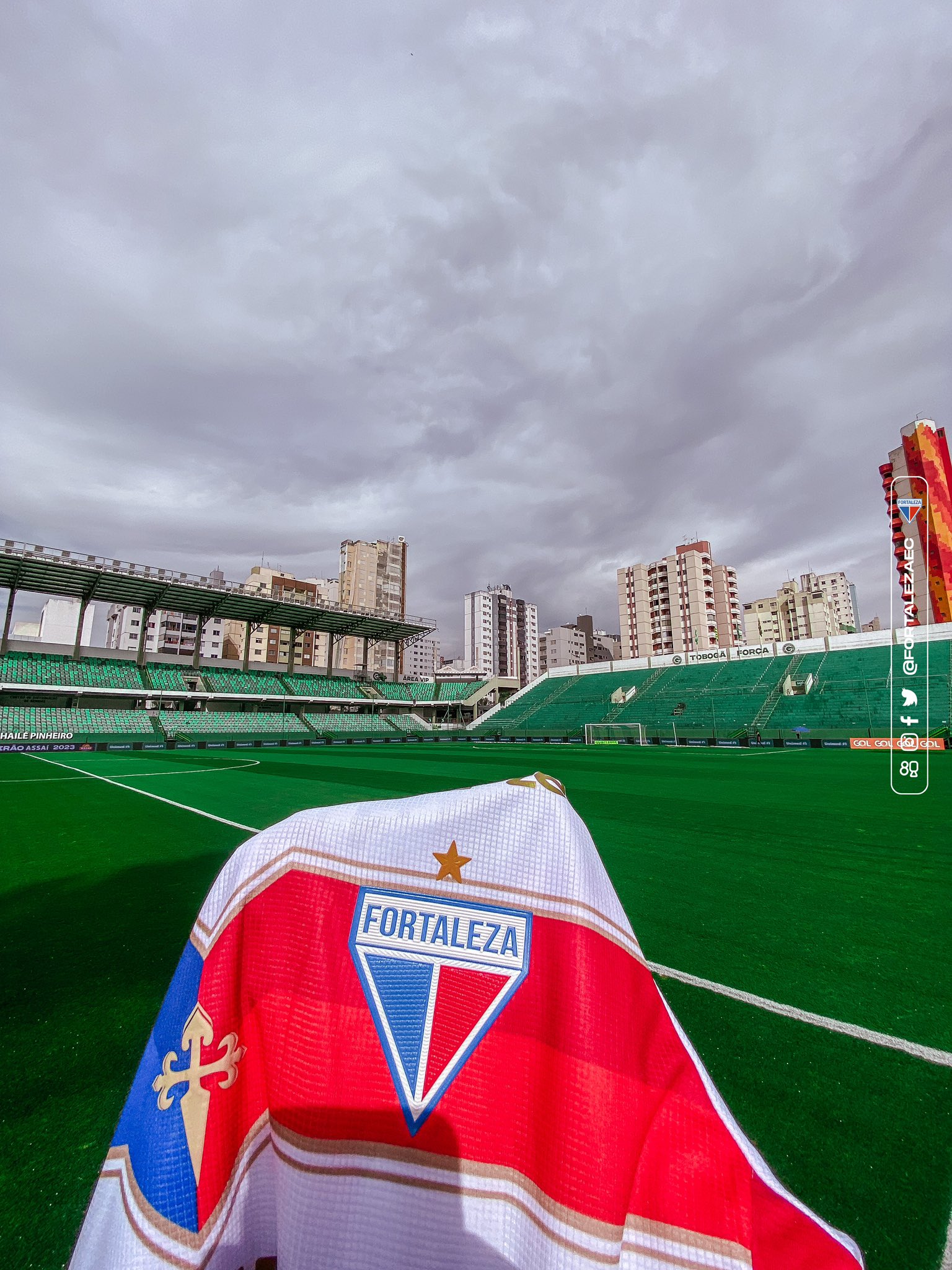 Camisa do centenário do Fortaleza e ao fundo arquibancada do Estádio Serrinha em Goiânia. Foto: Matheus Amorim/FEC