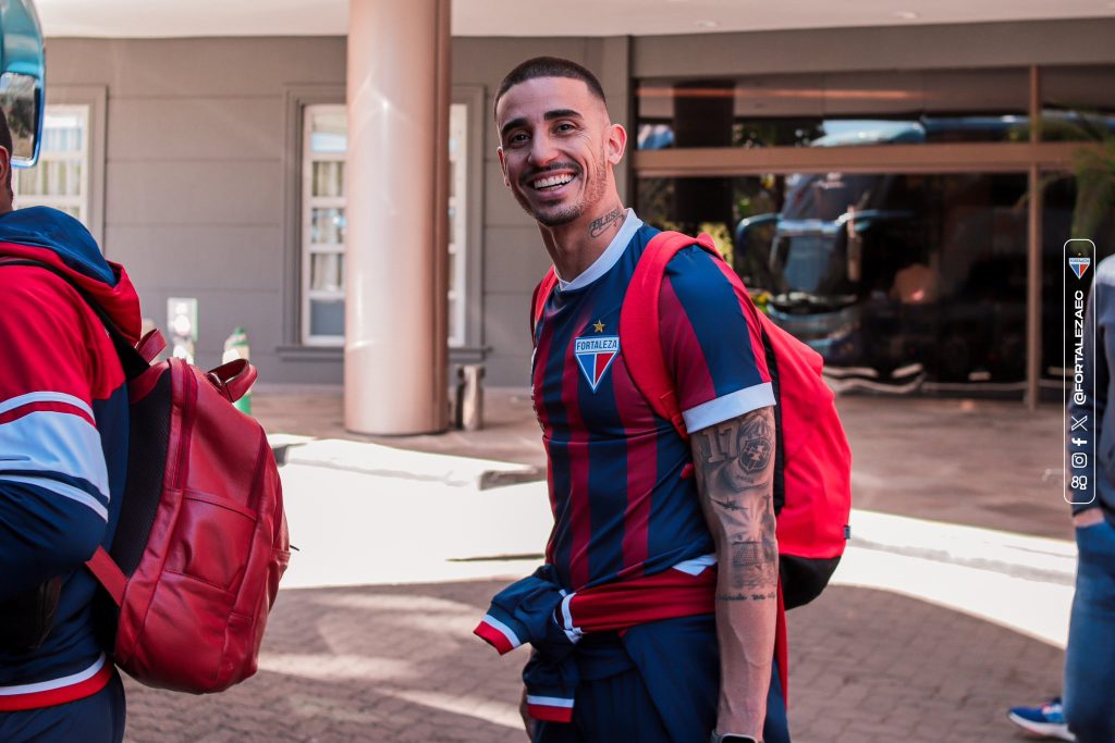 Thiago Galhardo sorri para a câmera prestes a embarcar no ônibus rumo ao estádio Beira Rio. Foto: Mateus Lotif/FEC