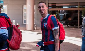 Thiago Galhardo sorri para a câmera prestes a embarcar no ônibus rumo ao estádio Beira Rio. Foto: Mateus Lotif/FEC