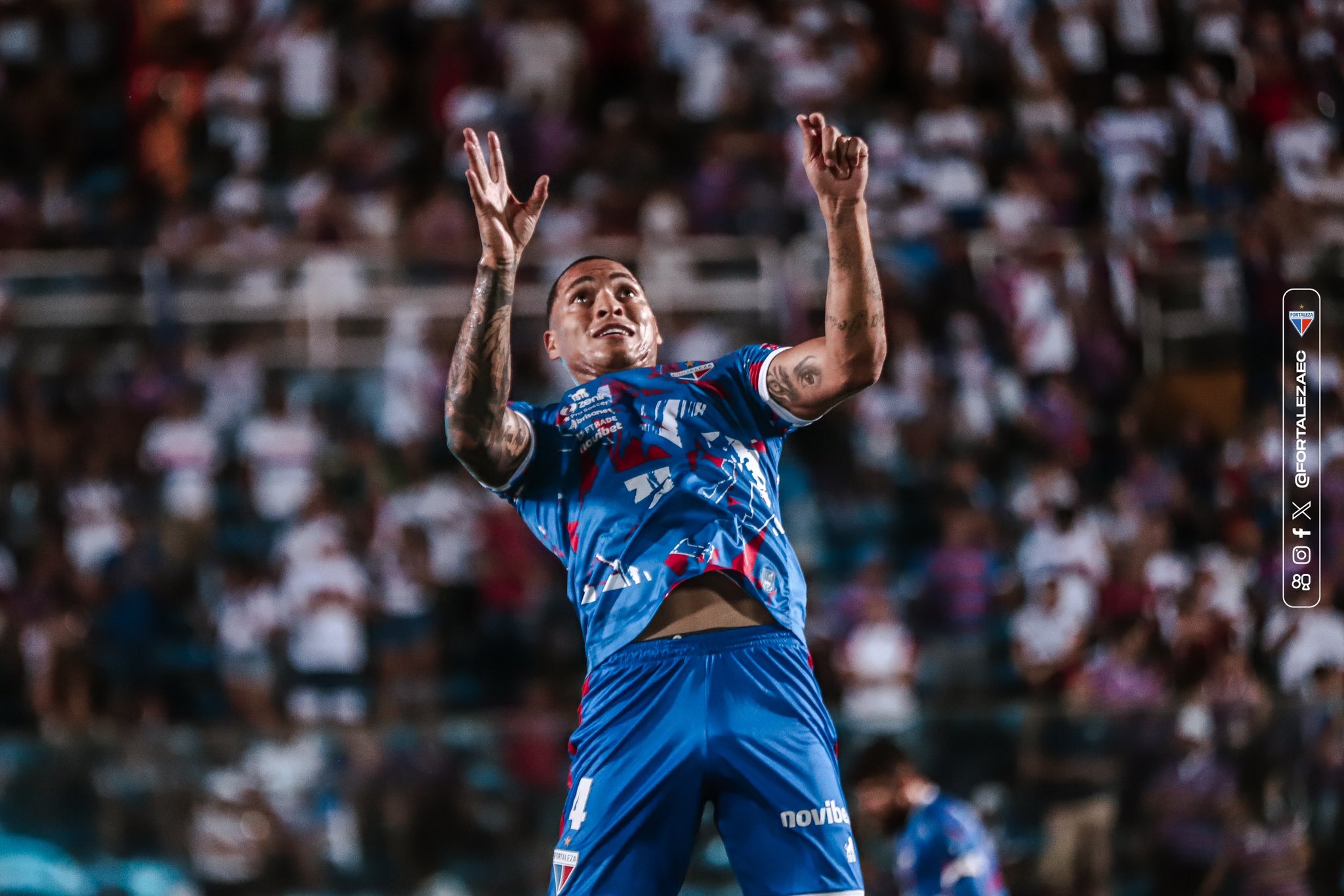 Tite, zagueiro do Fortaleza em aquecimento cabeceando a bola. Foto: Matheus Lottif