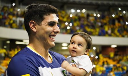 Felipe Roque entrou em quadra com o filho Leonardo nos braços
