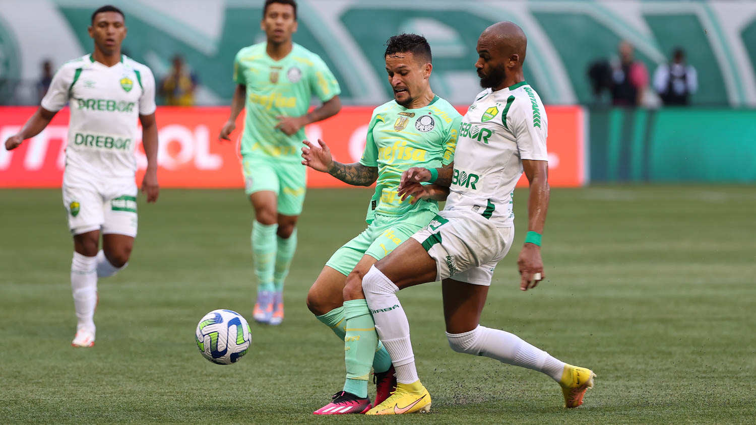 Atacante Artur durante um disputa de bola na estreia da duas equipes no Brasileirão. FOTO:Cesar Greco/Palmeiras