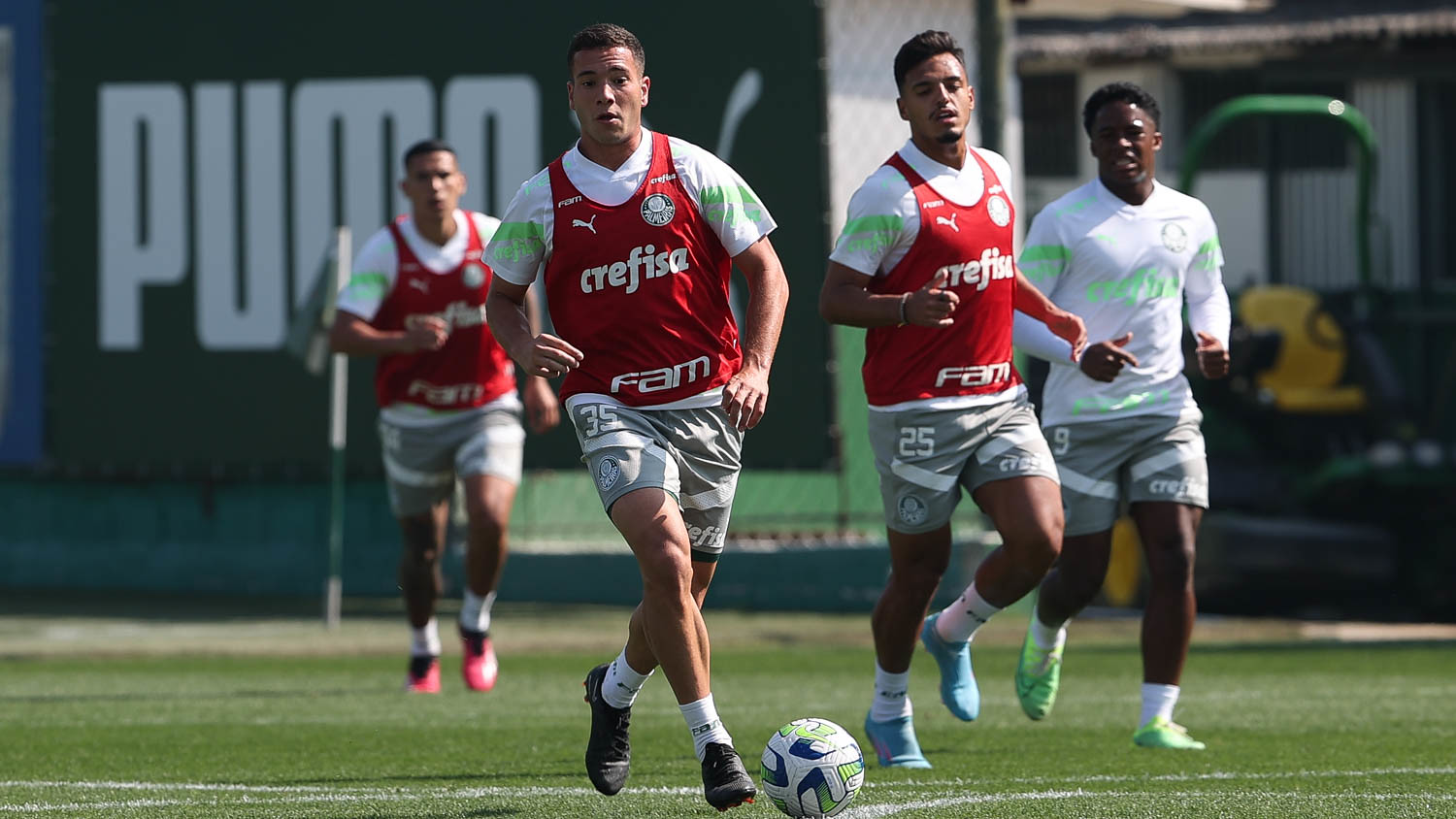 Volantes Fabinho e Gabriel Menino durante treino desta sexta-feira(04), na Academia de Futebol. FOTO: Cesar Greco/Palmeiras
