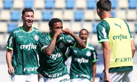 Kevin durante a comemoração dos terceiro gol do Palmeiras. Foto: Fábio Menotti.