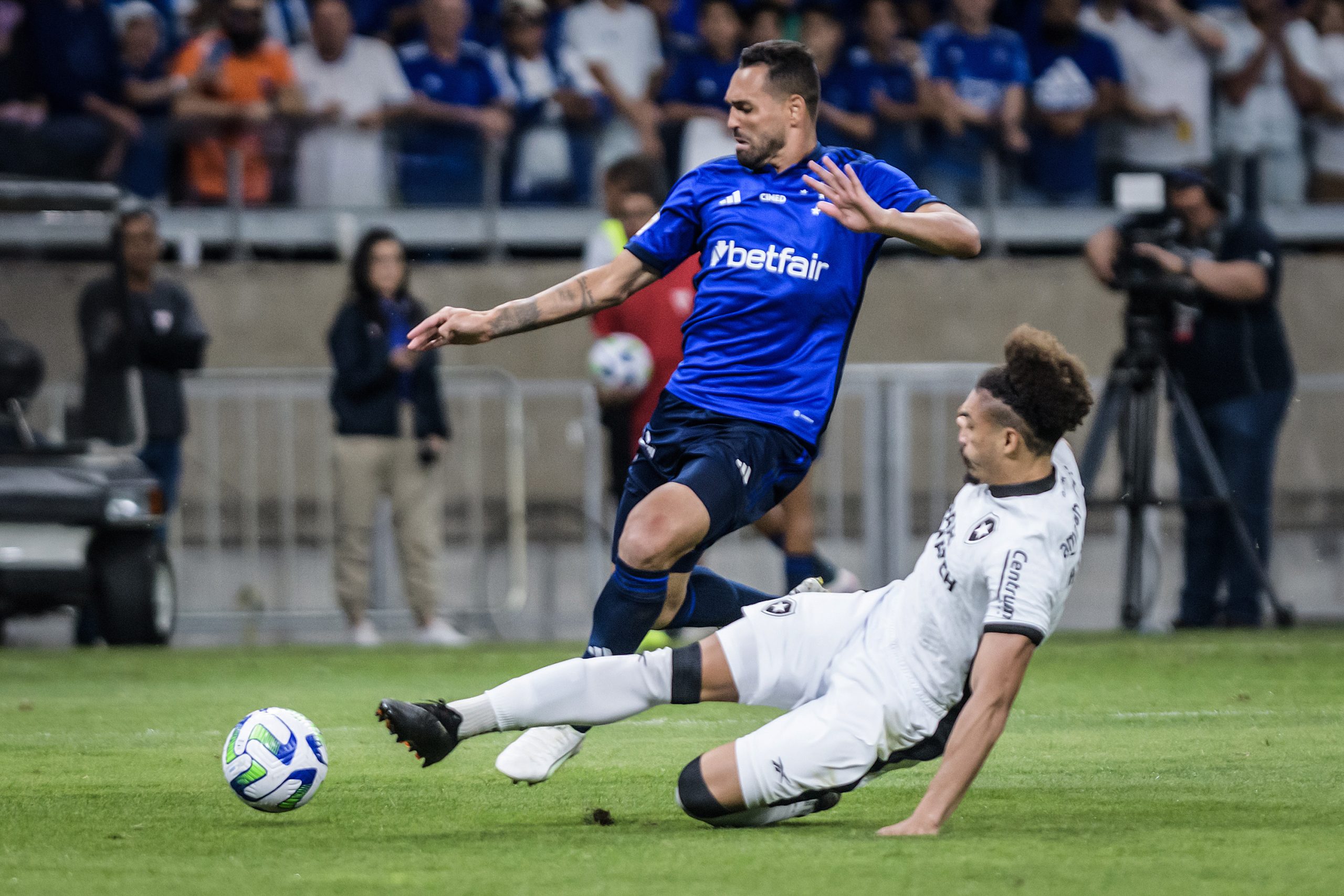 Cruzeiro e Botafogo duelam no Mineirão