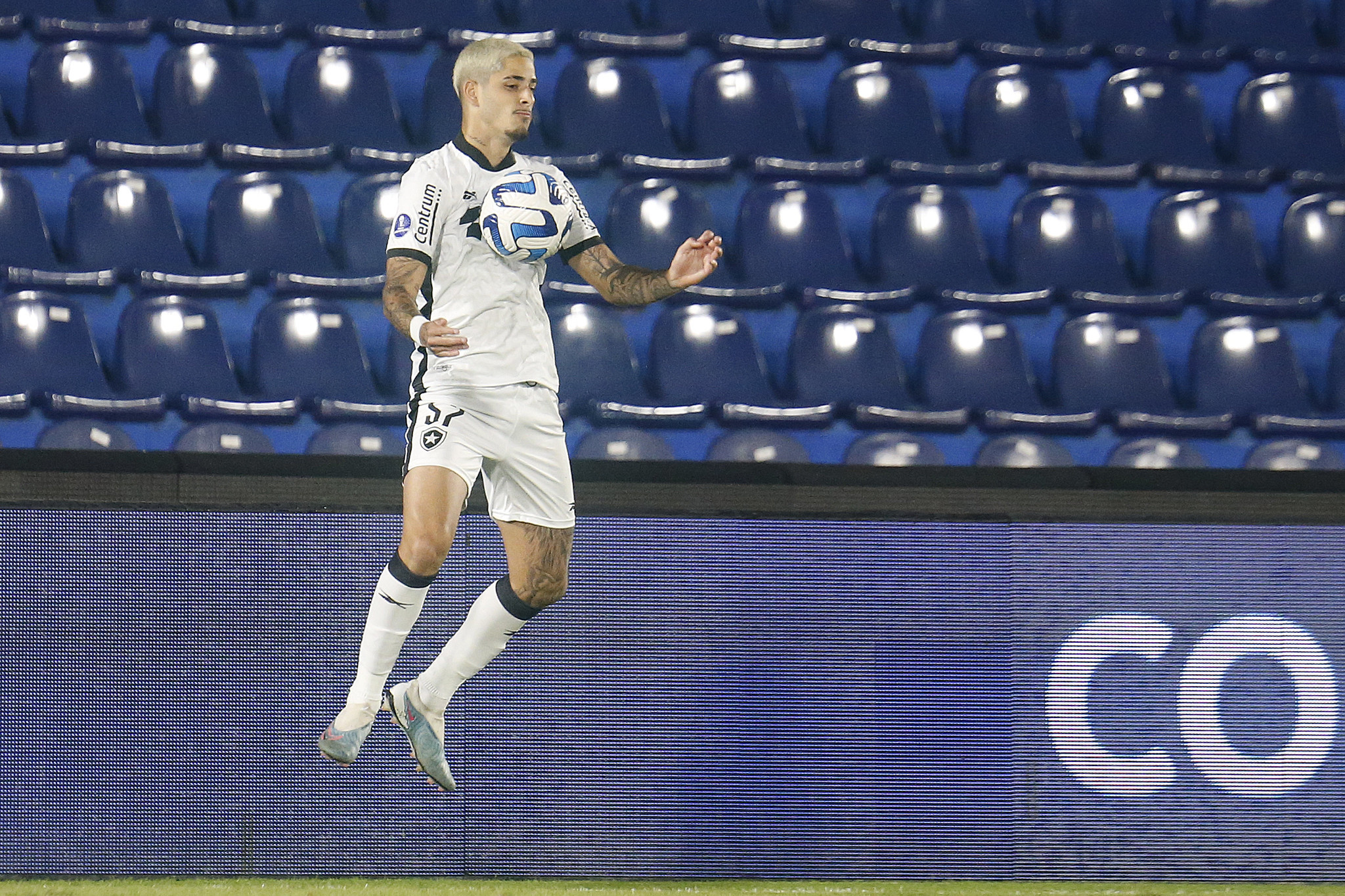 JP Galvão domina a bola no Defensores Del Chaco (Foto: Vítor Silva/Botafogo)