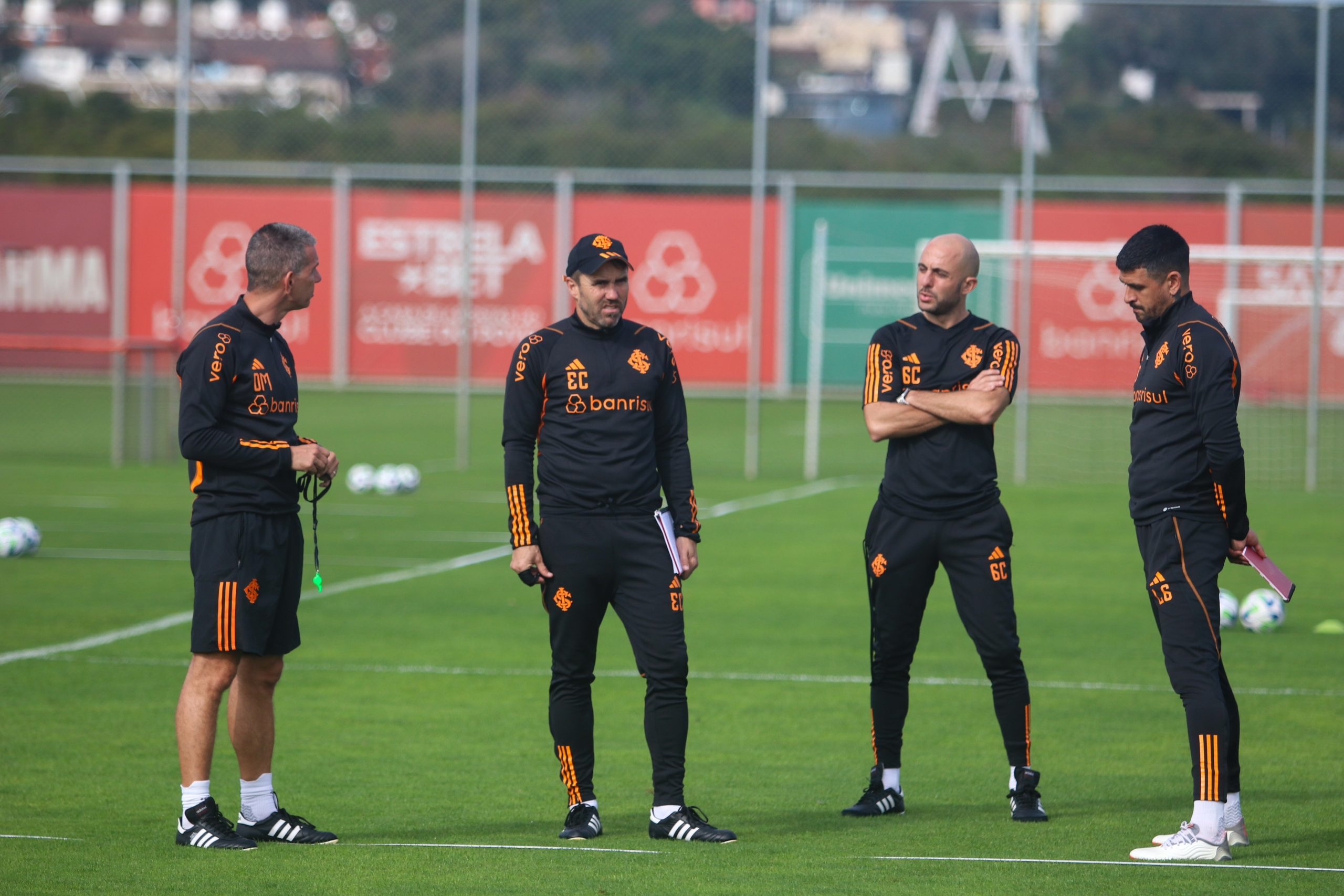 Coudet e a comissão técnica no treino do Inter - (Foto Ricardo Duarte/Internacional)