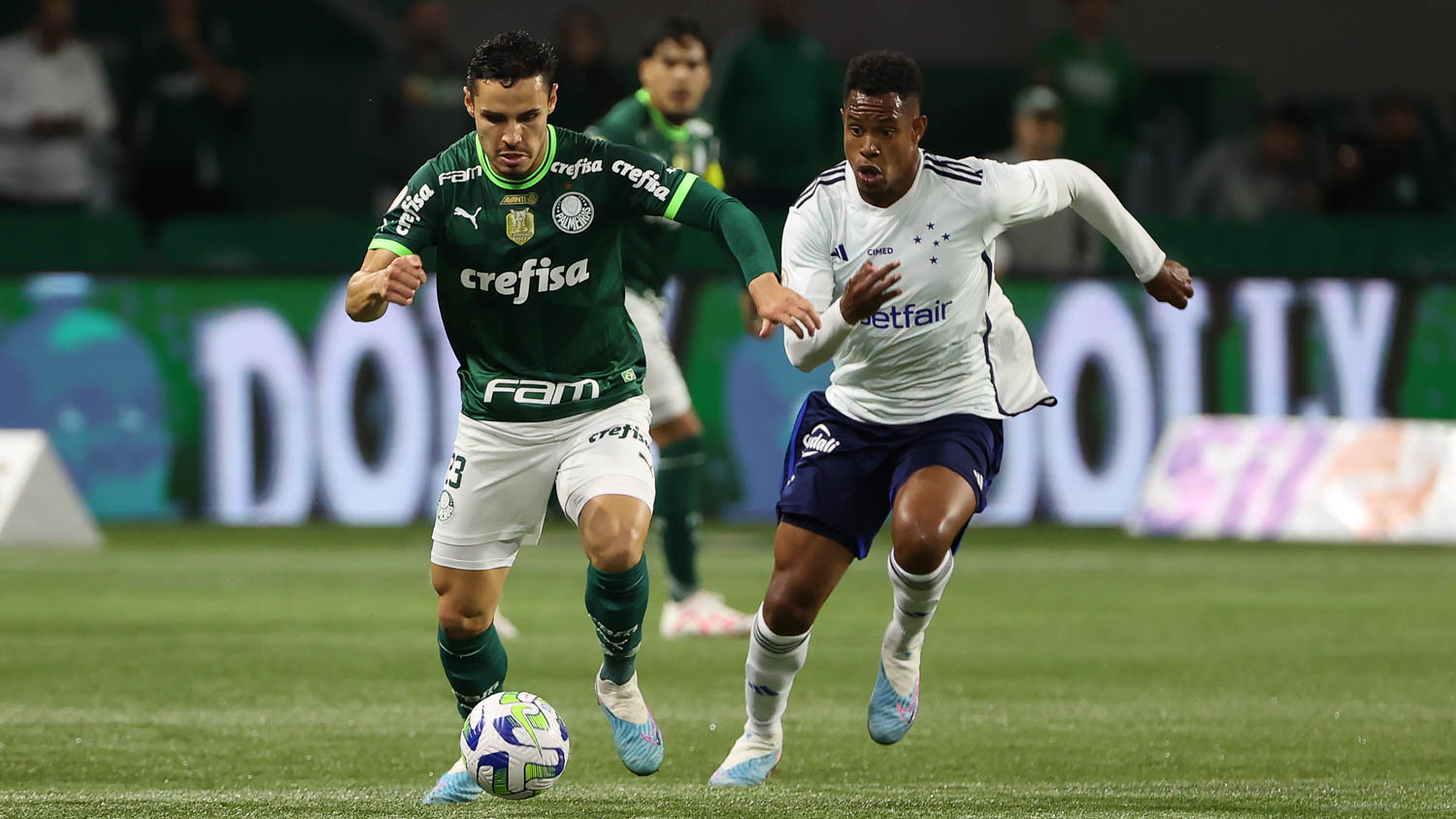 O meia Raphael Veiga durante o confronto contra o Cruzeiro no Allianz Parque. (FOTO: Cesar Greco/Palmeiras)