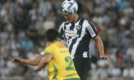 Gabriel Pires marcando o gol do Botafogo no empate contra o Defensa Y Justicia. (Foto: Vitor Silva/Botafogo.)