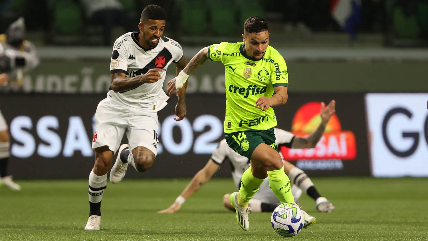 Atacante Artur em disputa de bola na vitória do Palmeiras sobre o Vasco. FOTO: Cesar Greco/Palmeiras