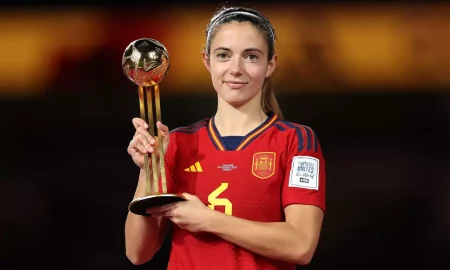 Espanhola de 25 anos levou para a casa o principal prêmio individual (Foto: Divulgação/FIFA)
