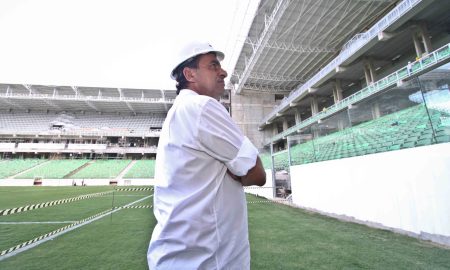 Kalil visitando as obras da Arena Independência, em 2012 (Foto: Bruno Cantini/Atlético)
