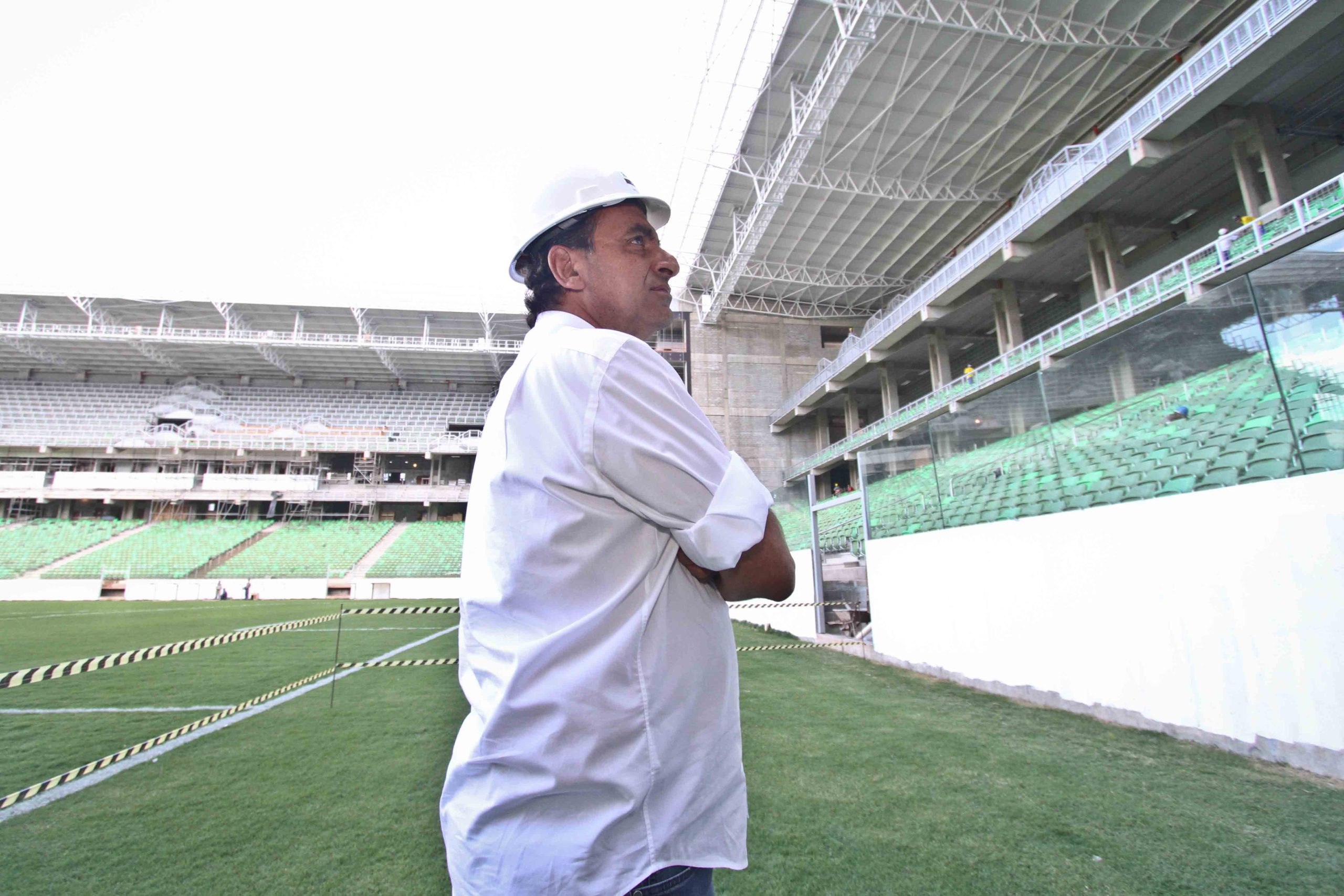 Kalil visitando as obras da Arena Independência, em 2012 (Foto: Bruno Cantini/Atlético)