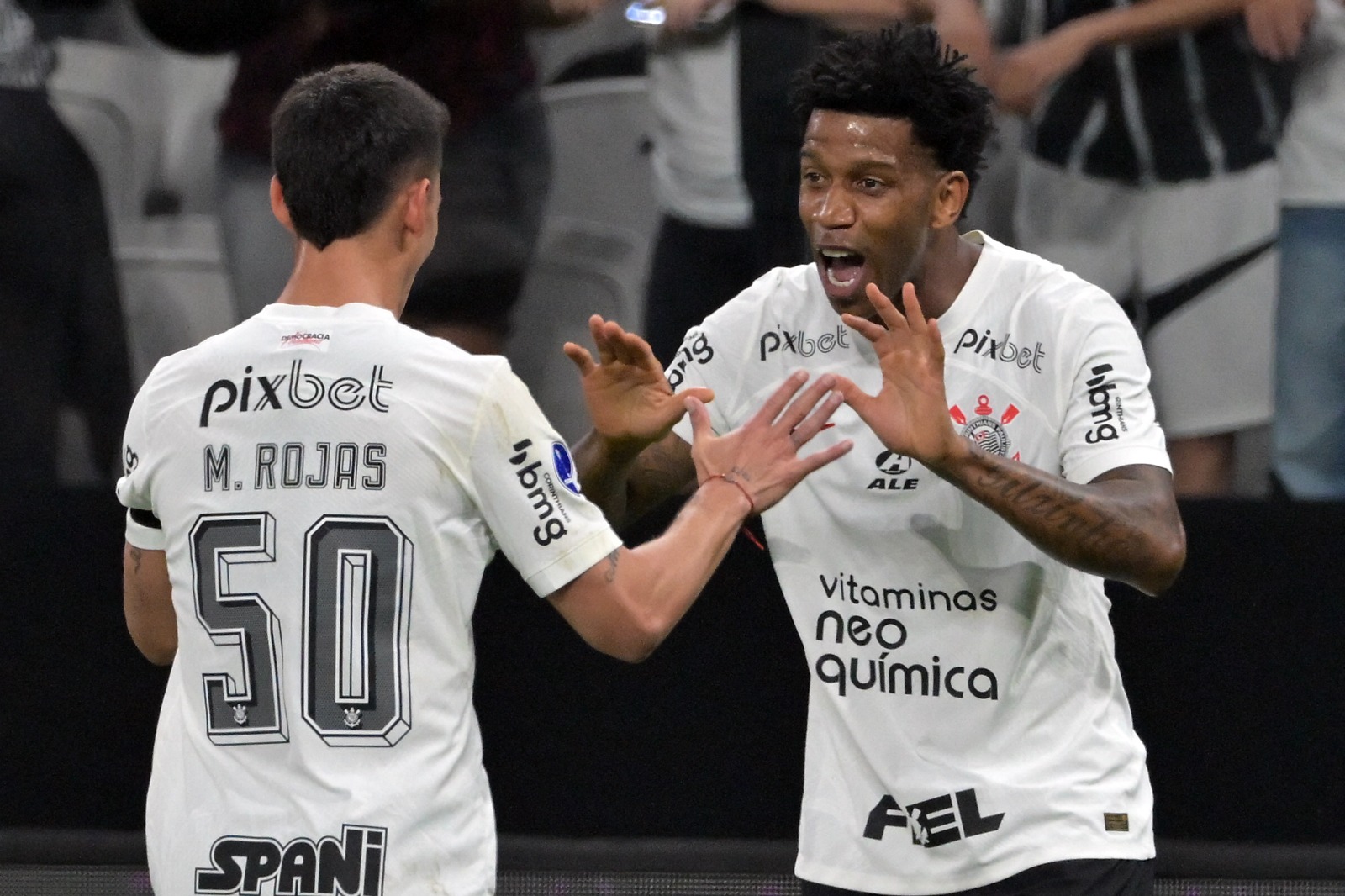 Com gol de Gil, Corinthians vence Estudiantes e larga na frente pelas quartas da Sula (Photo by Ricardo Moreira/Getty Images)