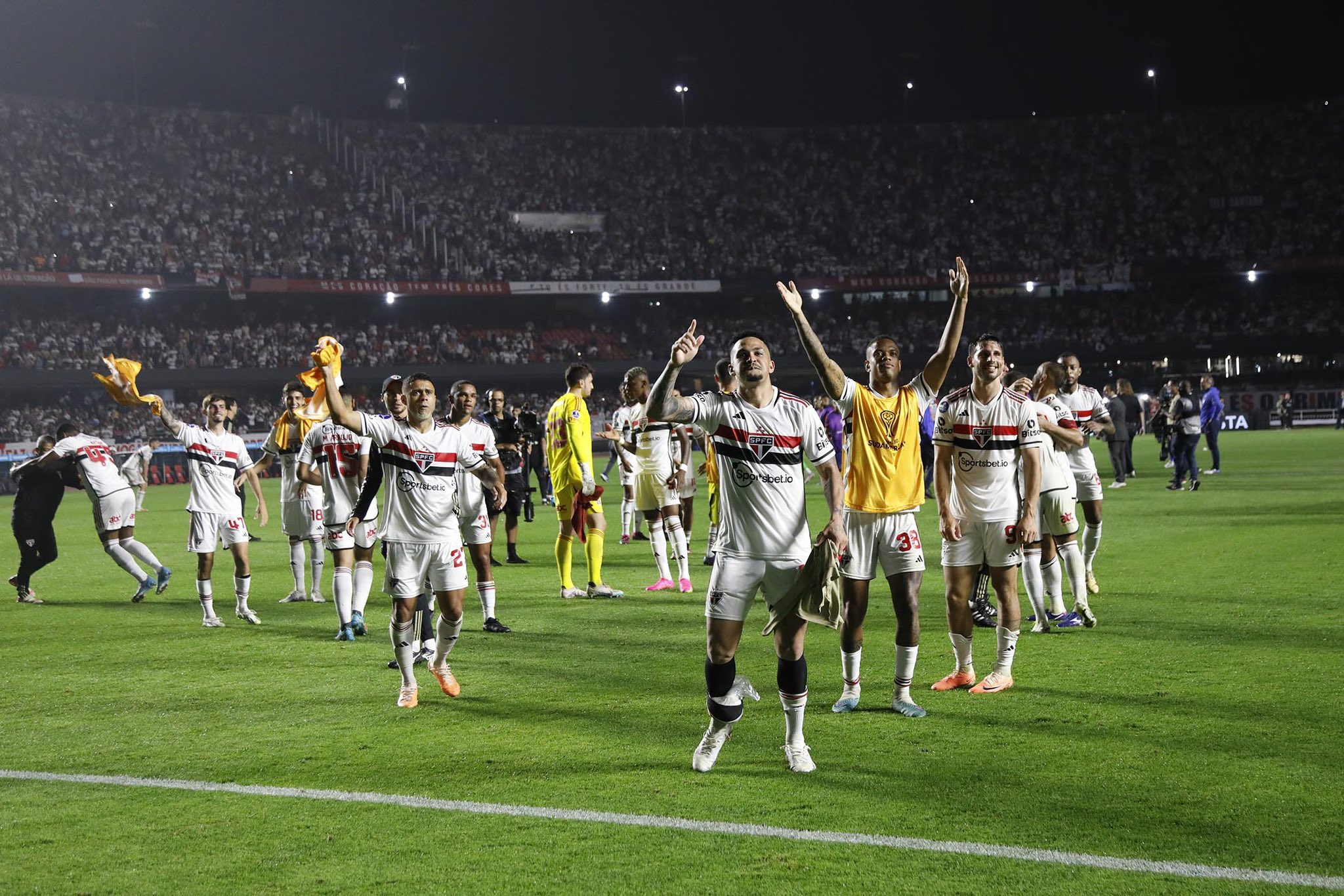 Jogadores do São Paulo comemorando após vitória contra o San Lorenzo (Foto: saopaulofc)