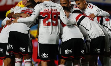 Jogadores do São Paulo conversando antes da partida contra o San Lorenzo (Foto: saopaulofc)