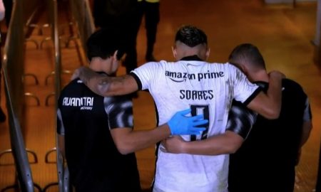 Tiquinho Soares saindo com auxilio após sofrer uma entorse no joelho esquerdo.(Reprodução/SporTV/Premiere.)