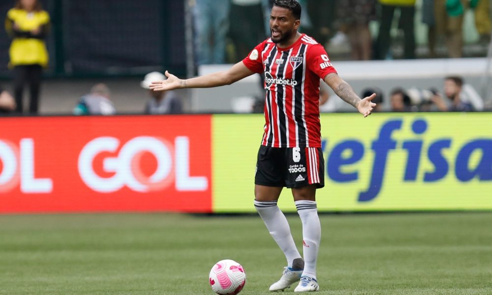 Lendas do Atlético-MG tem tabela de Ronaldinho e Reinaldo, gol de