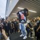 Dimitri Payet chega ao Rio e mostra camisa à torcida (Daniel Ramalho/Vasco da Gama)