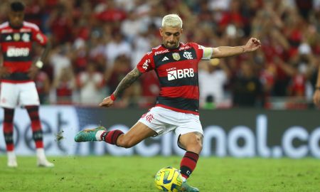 Arrascaeta cobra pênalti na vitória do Flamengo sobre o Grêmio, por 1 a 0, e converte a cobrança