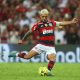 Arrascaeta cobra pênalti na vitória do Flamengo sobre o Grêmio, por 1 a 0, e converte a cobrança