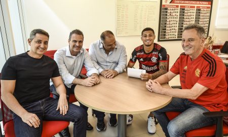 João Gomes ao lado do empresário e dirigentes do Flamengo em contrato assinado antes da venda ao Wolves