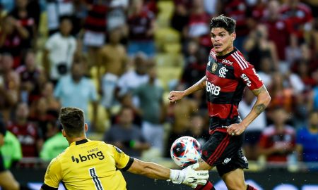 Ayrton Lucas em gol de cobertura por cima de Léo Jardim, no clássico entre Flamengo x Vasco realizado no Maracanã