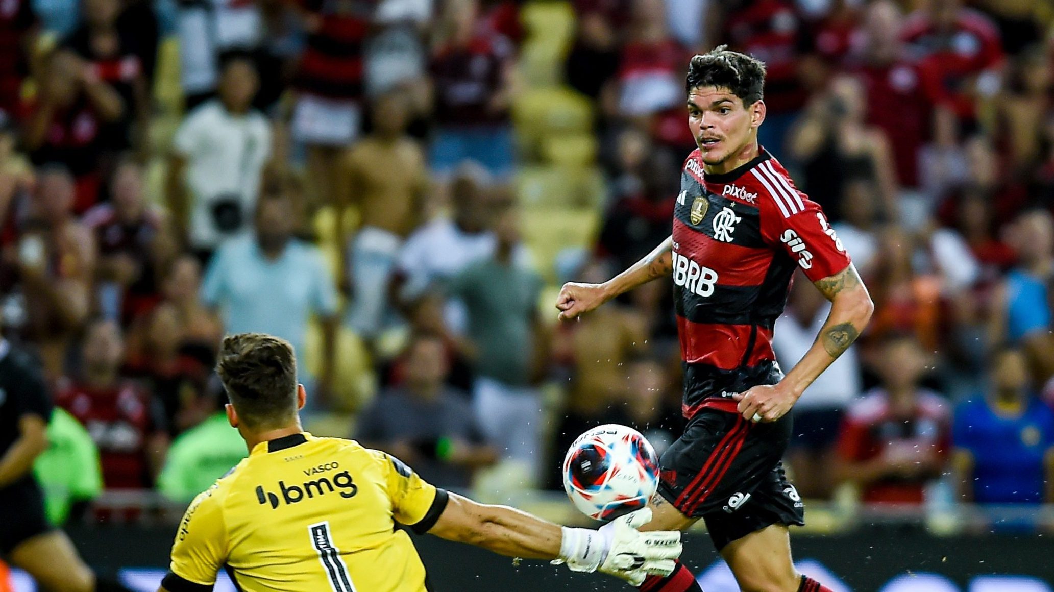 Ayrton Lucas em gol de cobertura por cima de Léo Jardim, no clássico entre Flamengo x Vasco realizado no Maracanã