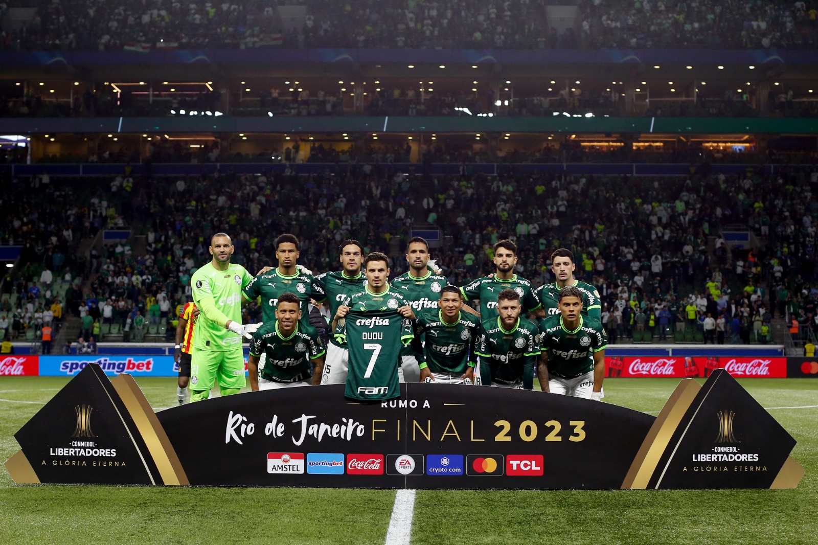 Homenagem do elenco só Palmeiras para o atacante Dudu. FOTO: (Photo by Ricardo Moreira/Getty Images)