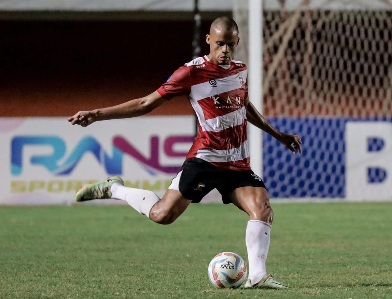 Cléberson, zagueiro brasileiro do Madura United