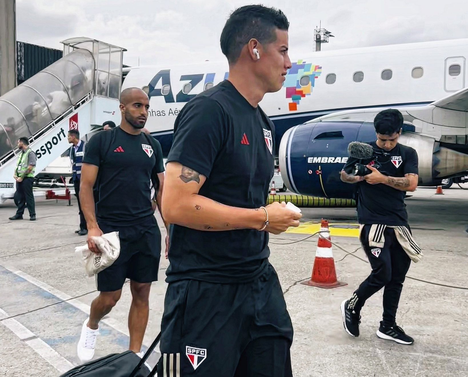 James Rodríguez e Lucas Moura chegando no Rio para jogar pelo São Paulo (Foto: saopaulofc)
