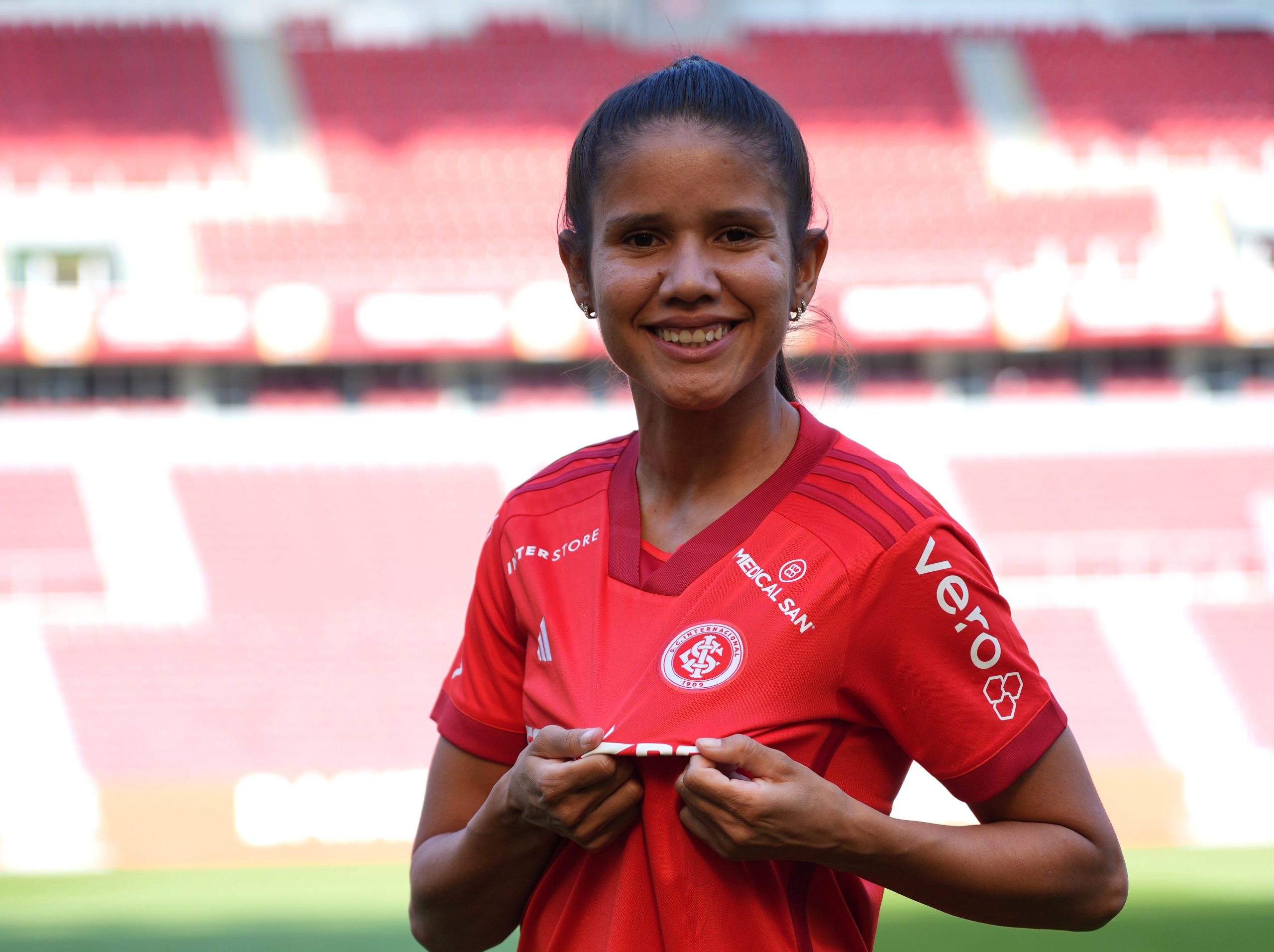 Lateral-esquerda Thaíni Nunes - reforço do Internacional - (Foto: Divulgação/Internacional)