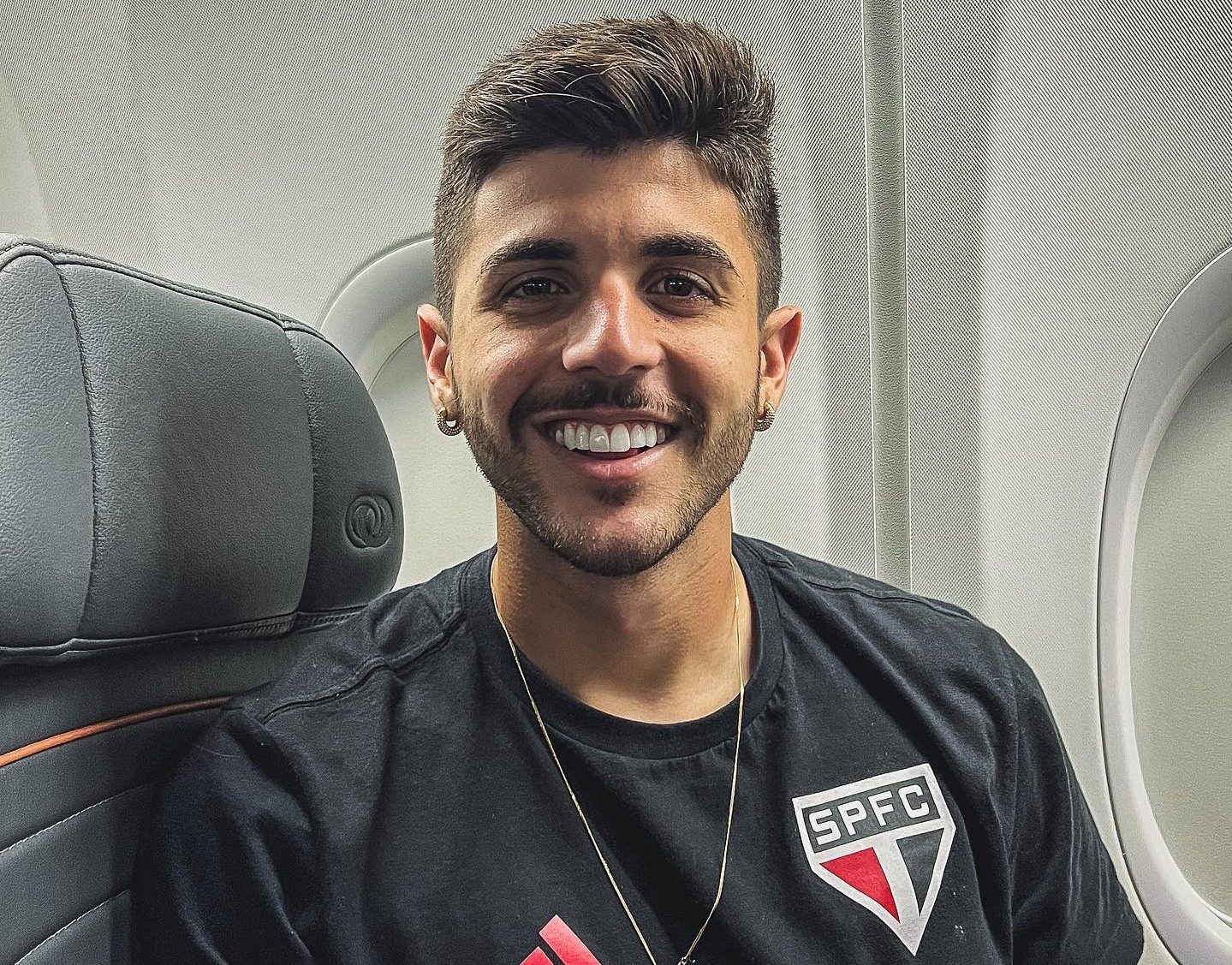 Lucas Beraldo em avião indo para o Equador (Foto: saopaulofc)