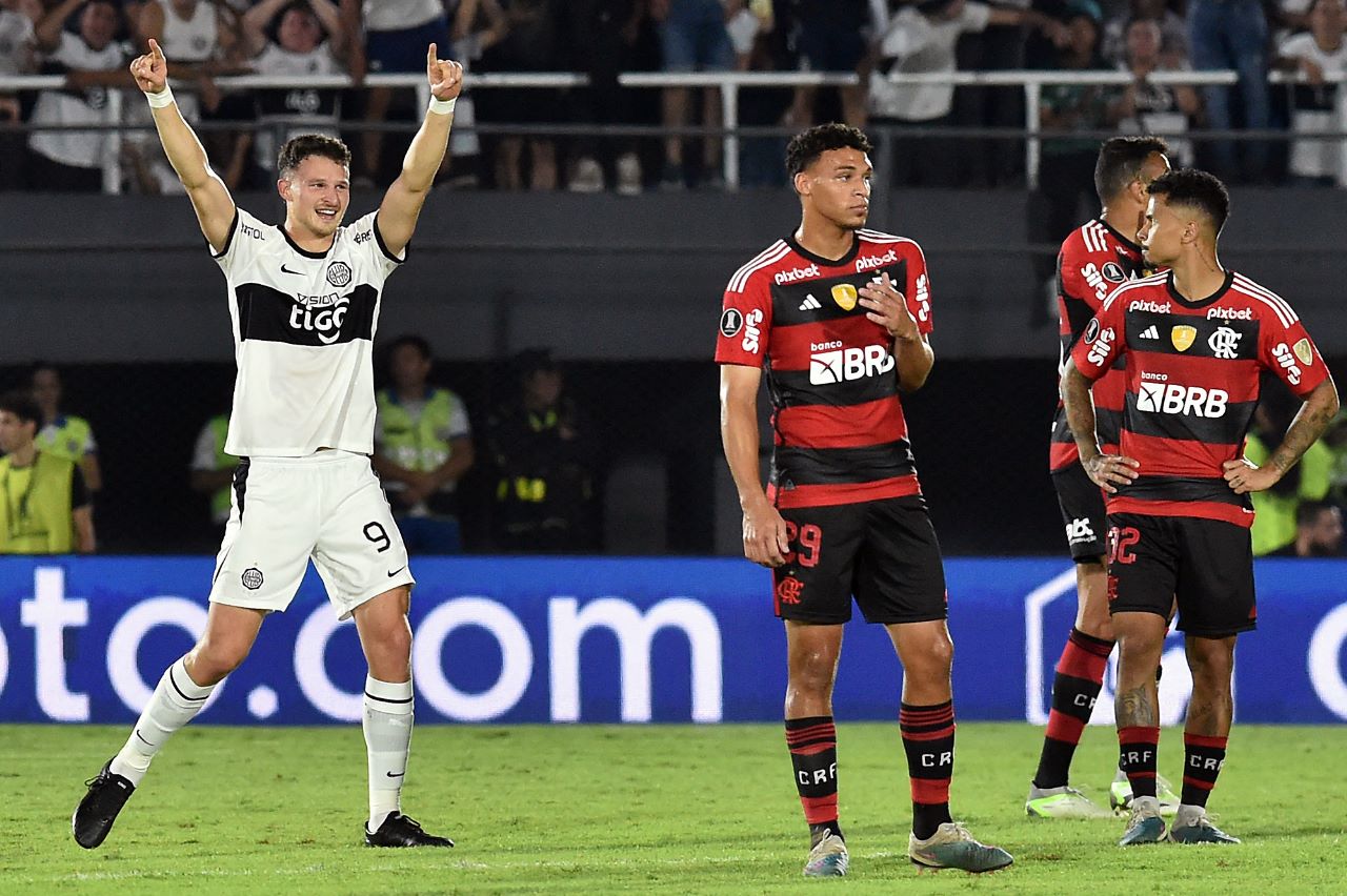 Facundo Brera comemorando o gol que eliminou o Flamengo (Foto: NORBERTO DUARTE/AFP via Getty Images)