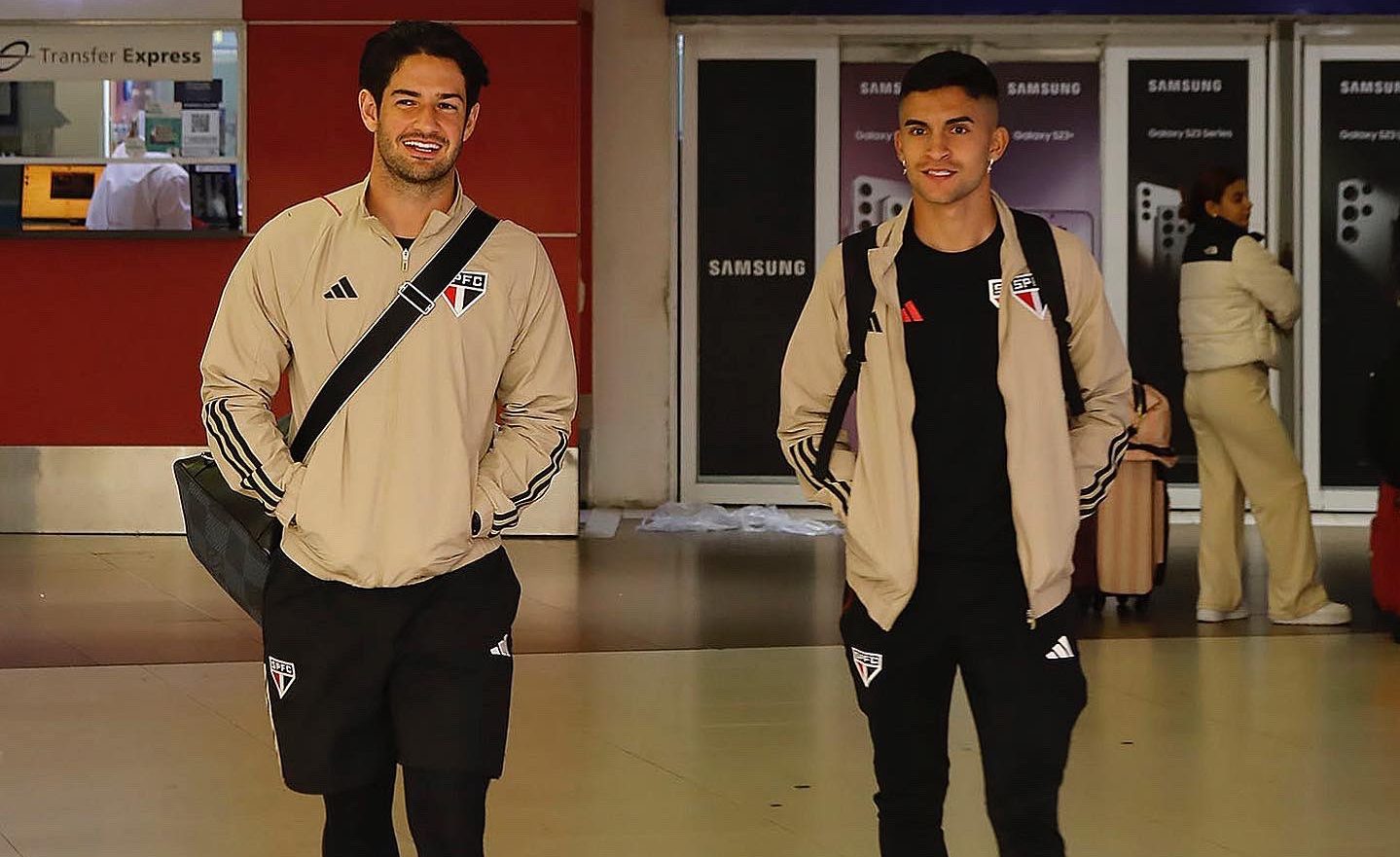 Jogadores do São Paulo chegando na Argentina (Foto: Rubens Chiri / saopaulofc)