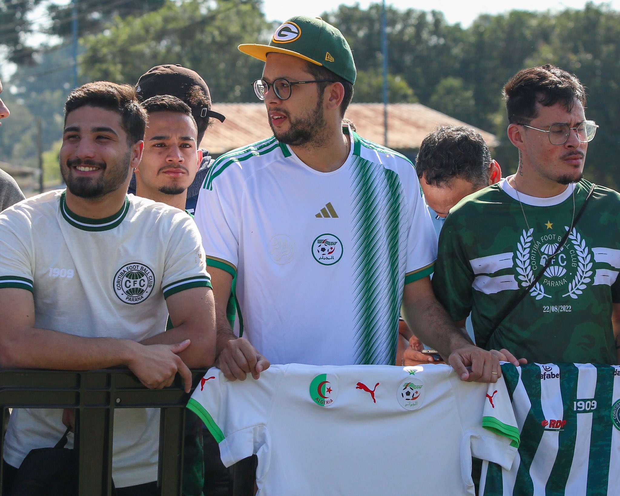 Recepção da torcida do Coritiba para Slimani - (Foto: JP Pacheco/Coritiba)