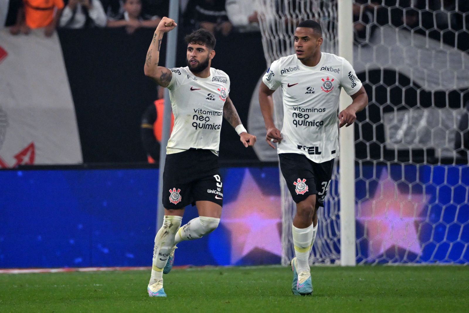 Corinthians vence de virada e leva vantagem no jogo de ida das oitavas de finais.