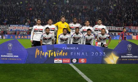 Elenco do São Paulo antes do jogo contra o San Lorenzo (Foto: