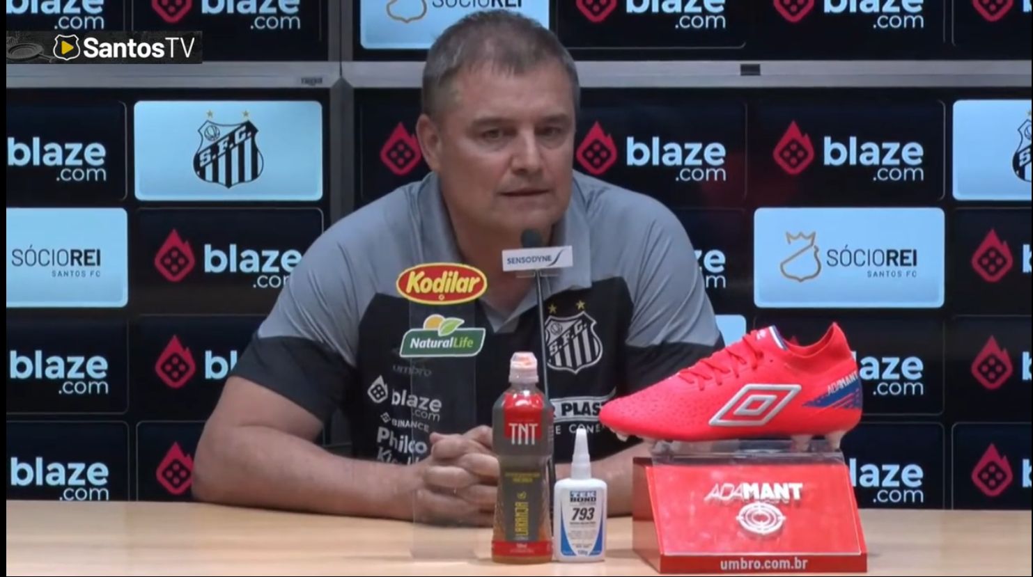 Aguirre concedeu primeira entrevista no Santos (Foto: Reprodução/Santos TV)