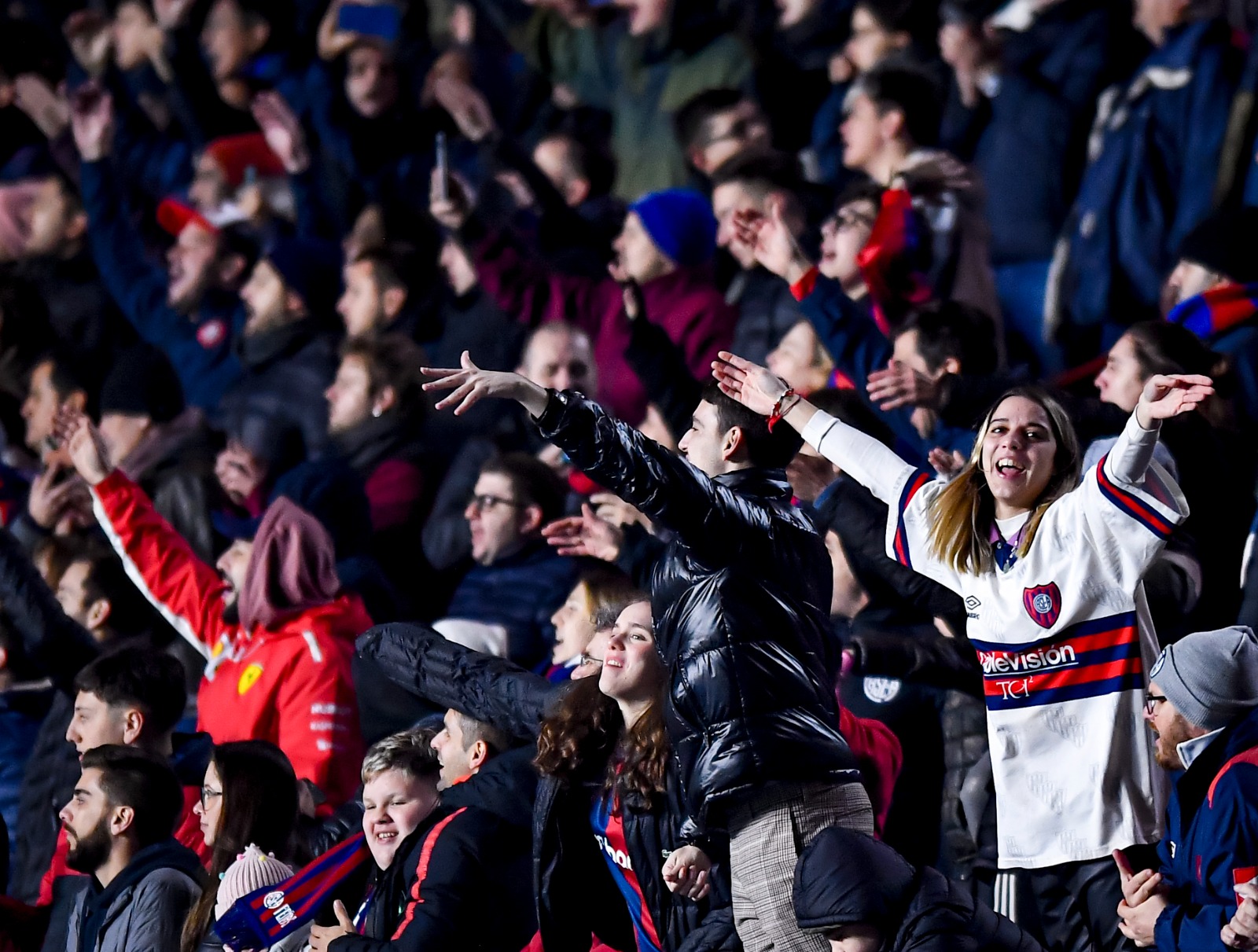 Torcedores do San Lorenzo em partida contra o São Paulo (Foto: Marcelo Endelli/Getty Images)