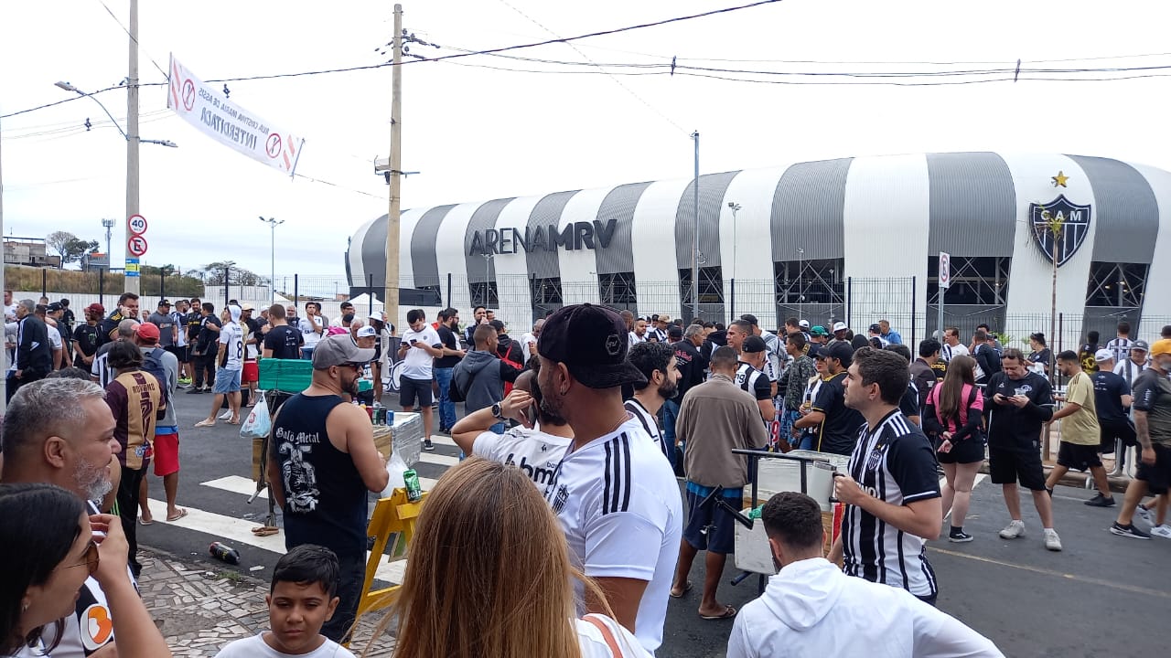 Torcedores se fazem presentes horas antes da abertura dos portões (Foto: Michael Martins/Esporte News Mundo)