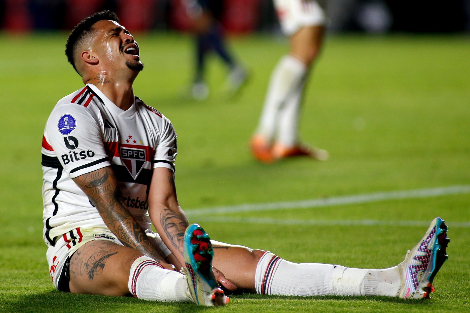 Luciano lamentando a eliminação do São Paulo na Sul-Americana (Foto: Miguel Schincariol/Getty Images)