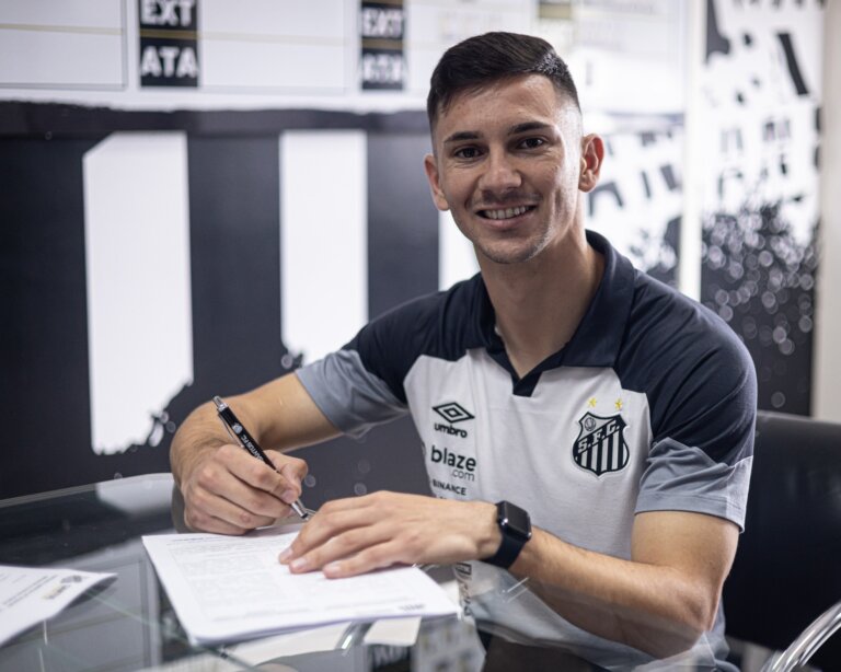 Santos anuncia a contratação do atacante Maximiliano Silveira (Foto: Raul Baretta/ Santos FC)