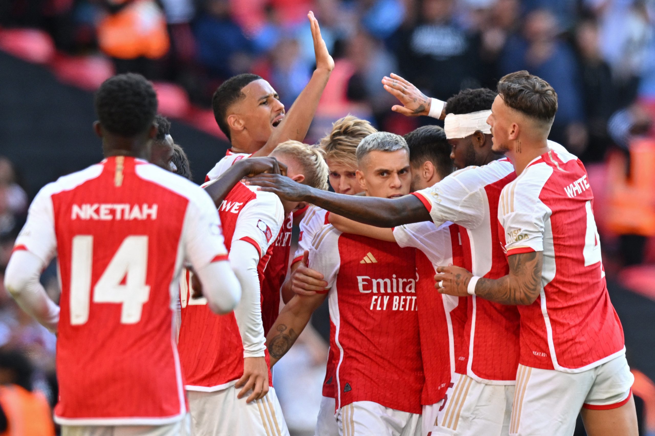 Jogadores do Arsenal celebram o gol de Trossard (Foto: GLYN KIRK/AFP via Getty Images)