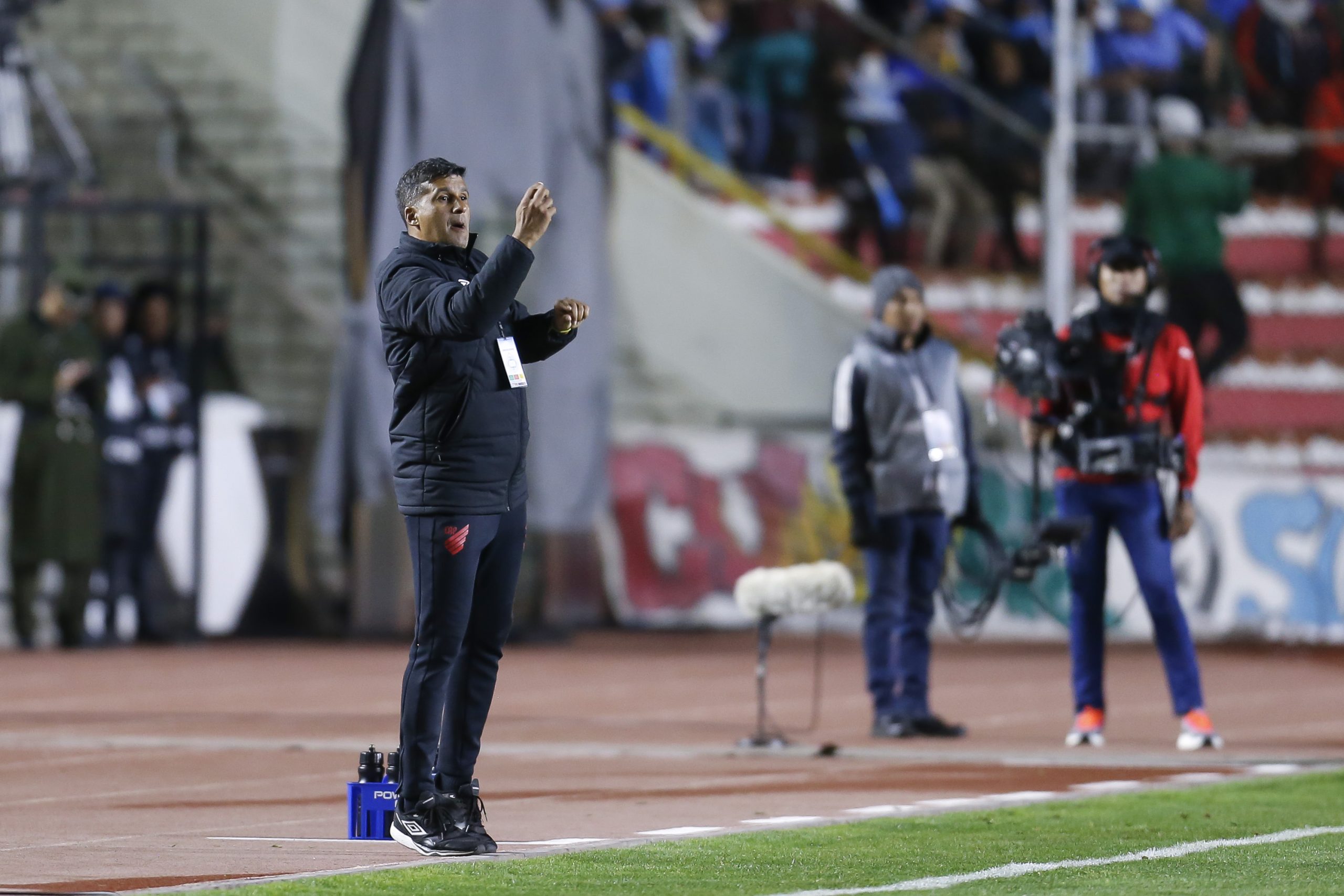 Wesley Carvalho em Bolívar x Athletico - (Foto: Gaston Brito Miserocchi/Getty Images)