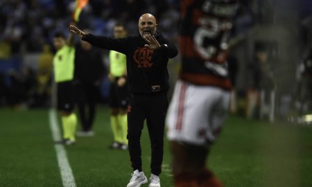 Jorge Sampaoli no Flamengo instruindo jogadores com os dois braços abertos na beira do gramado