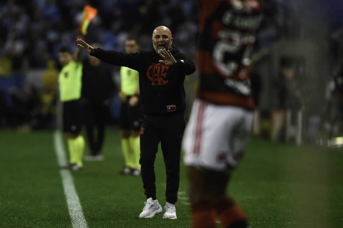 Jorge Sampaoli no Flamengo instruindo jogadores com os dois braços abertos na beira do gramado