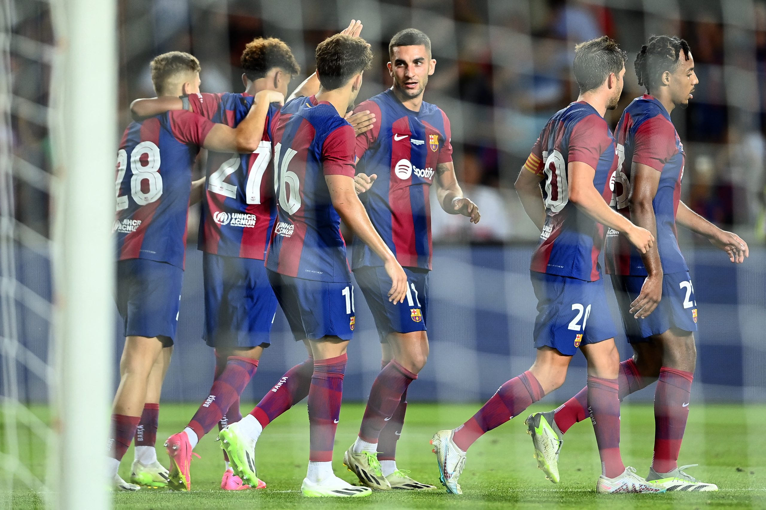 Barcelona garantiu vitória com gols no final do jogo (Foto: PAU BARRENA/AFP via Getty Images)